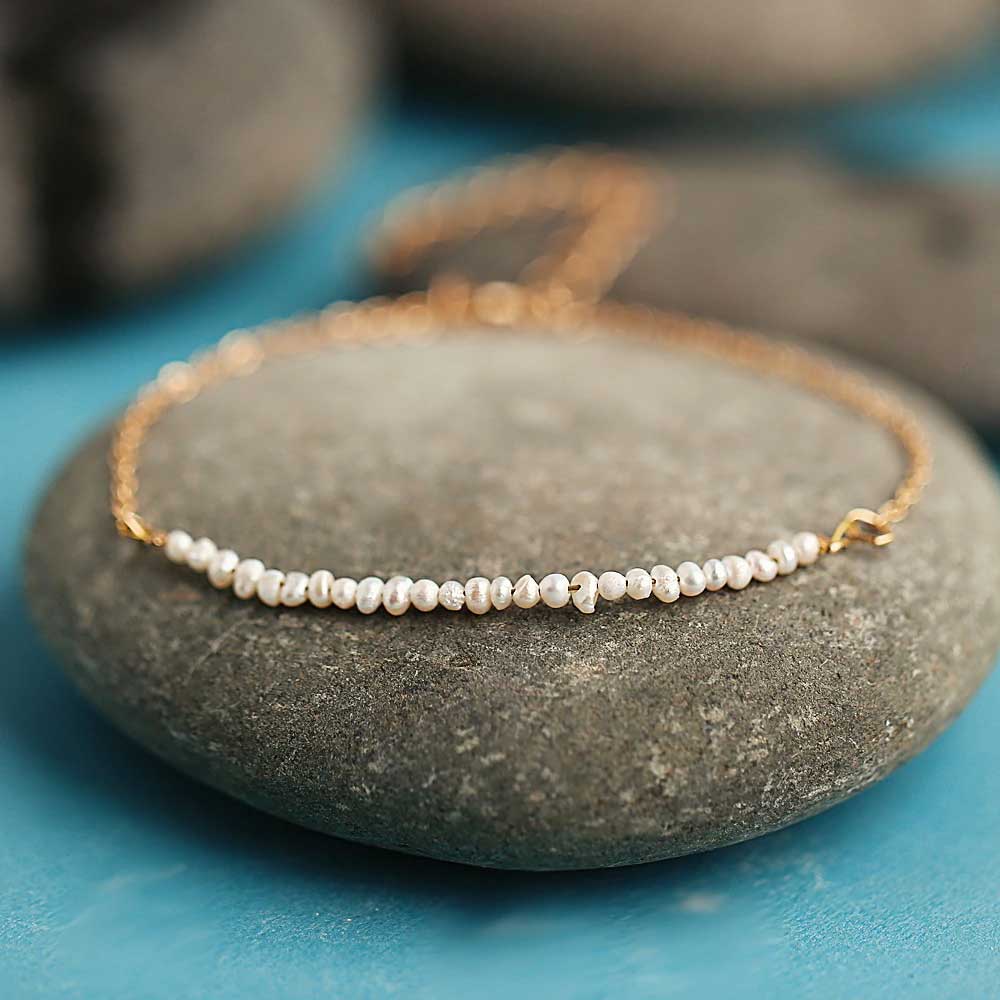 Filigranes Saatperlen Armband in gold und weiß